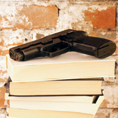 pistolet posé sur une pile de livres