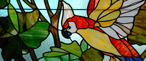 Vitrail avec une image de perroquet de la Ville de La Chaux-de-Fonds